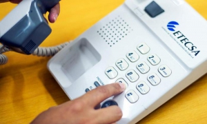 persona marcando un teléfono 