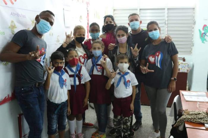 Niños y niñas sordos junto a familiares