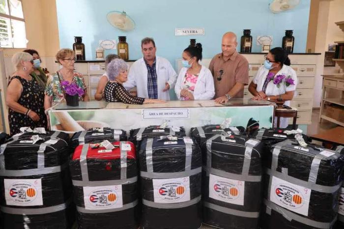 Personas en el acto de entrega del donativo