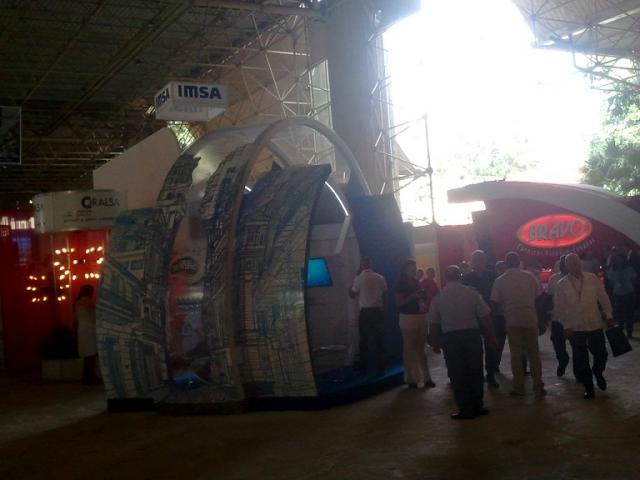 Empresarios recorren stand de empresa Los Portales S.A en Fihav 2018
