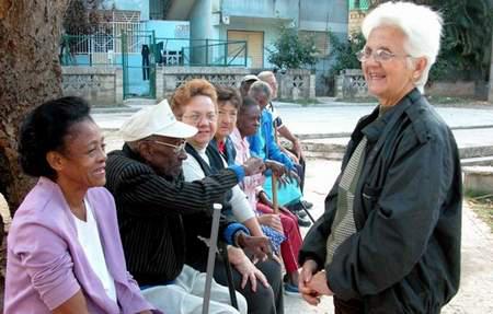 Ancianos habaneros conversan en un parque.