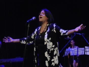 Esta dama nacida al centro de Cuba, devenida musa habanera, celebrará sus 10 años como solista junto al grupo Reflexión en el teatro Karl Marx el próximo fin de semana.