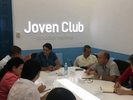 Mercedes López Acea, intercambió con directivos de los Joven Club de Computación y Electrónica.