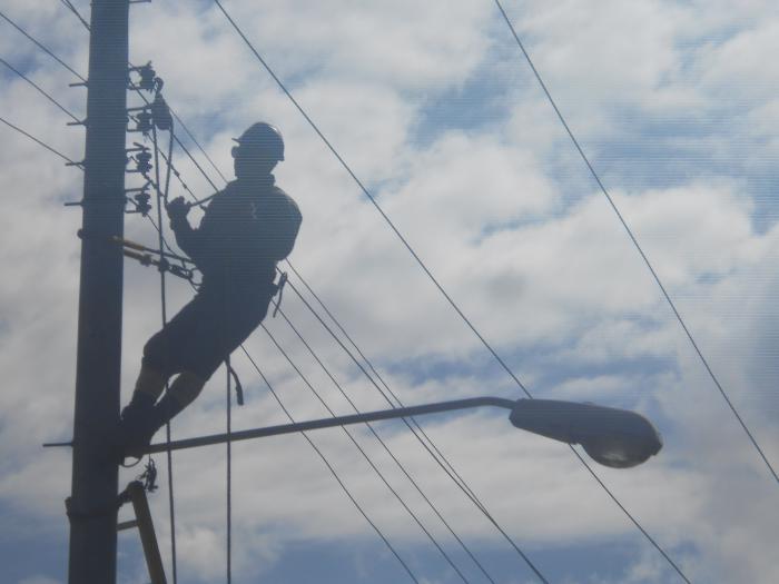 electricos trabajando