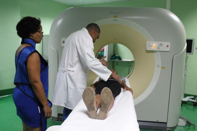 Médico atendiendo a un paciente en el Centro de Diagnóstico de Imagenología del Hospital Pediátrico Juan Manuel Márquez