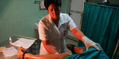 Enfermera realizando la prueba citológica.