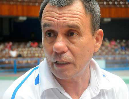 Rolando Acebal hablando en el interior de la Ciudad Deportiva
