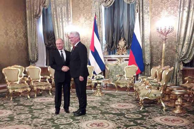 Los presidentes Miguel Díaz-Canel (Cuba) y Vladimir Putin (Rusia) se dan la mano