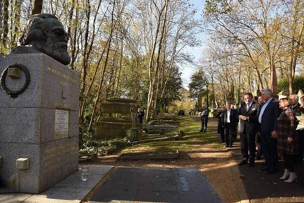 Hasta la tumba donde reposan los restos de Karl Marx, en el cementerio londinense de Highgate llegó Miguel Díaz-Canel, Presidente de los Consejos de Estado y de Ministros de Cuba, como parte de la agenda que cumple en Reino Unido durante una escala de tránsito hacia Cuba.