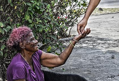 Una señora recibiendo ayuda