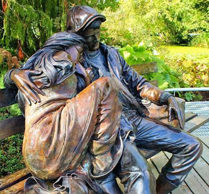 Estatua de enamorados en un parque
