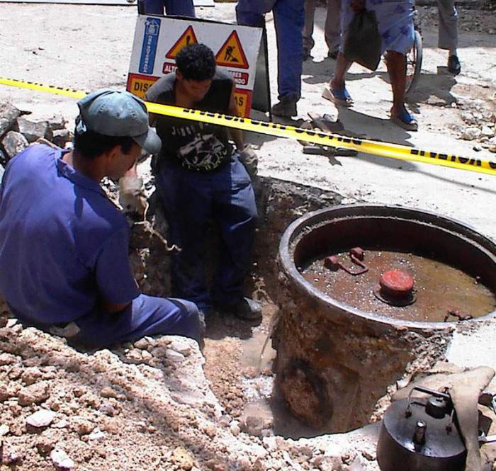 Hombres de la Empresa Elécrica trabajando.