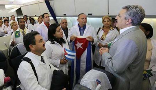 Alexandre Padilha, en el año 2013, cuando era Ministro de Salud del gobierno de Dilma, recibiendo a los médicos cubanos que llegaba a incorporarse a Más Médicos