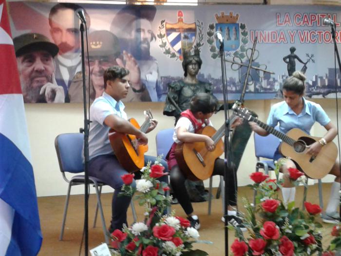 Estudiantes tocando guitarra, en homenaje al aniversario 499 de la fundación de La Habana.