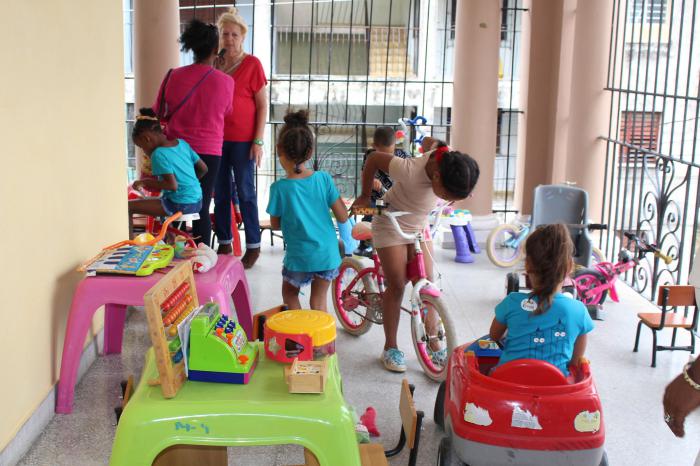 Niños jugando en el portal del nuevo hogar para niños sin amparo filial en Diez de Octubre