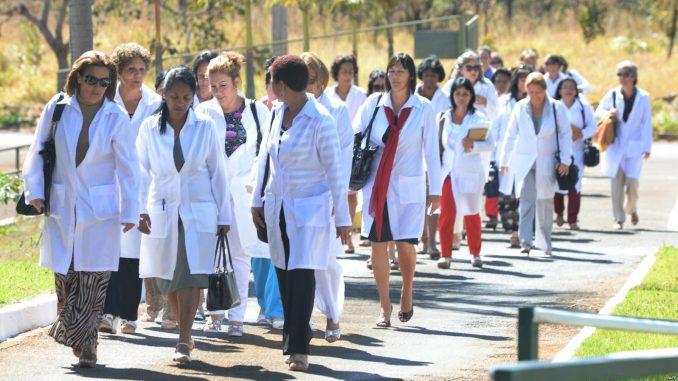 Médicos cubanos caminando