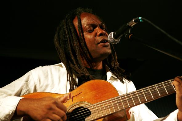 Trovador cubano Gerardo Alfonso, tocando su guitarra