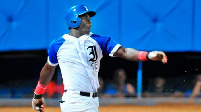 El pelotero Stayler Hernández jugador del equipo Industriales.