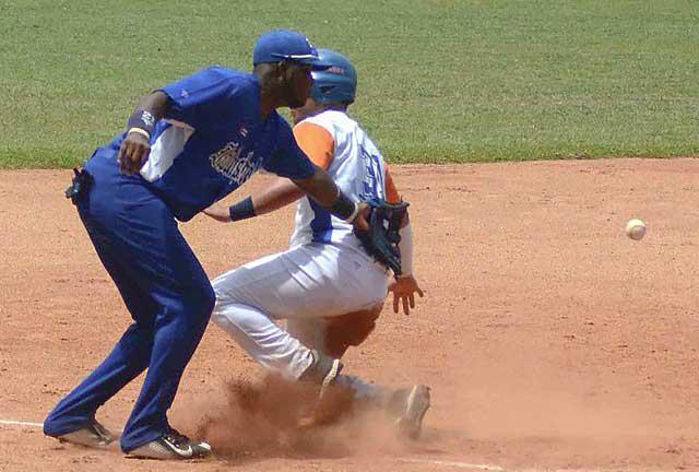 peloteros, pelota, terreno de béisbol