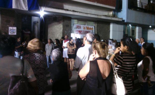 personas reunidas en exterior