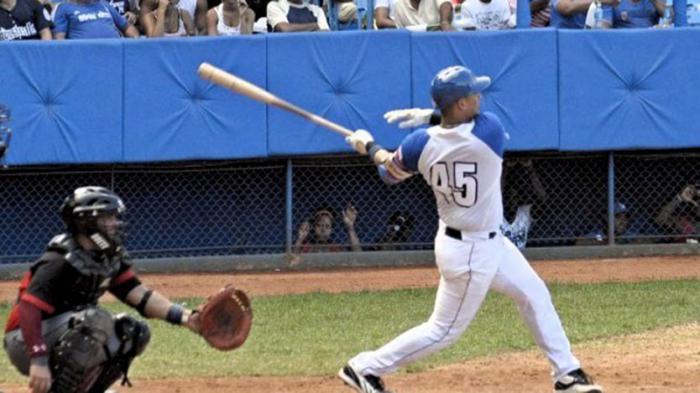 Frank camilo, bateando en juego de beisbol