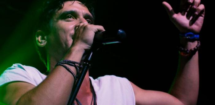 David Blanco cantando.