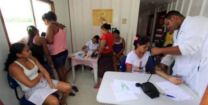 Médicos atendiendo a pacientes.