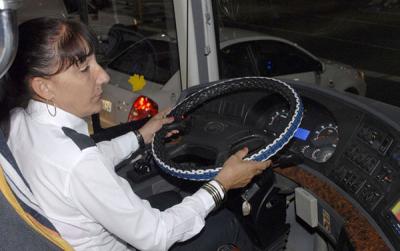 Idania Perea León, primera y única mujer que maneja una guagua de gran porte, como las Yutong