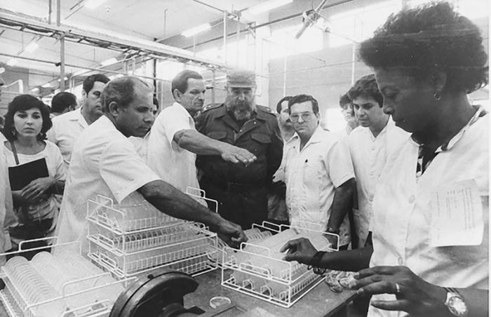 Fidel, en la fábrica de lentes ópticos