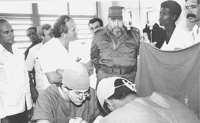 Fidel de visita en el Hospital Salvador Allende