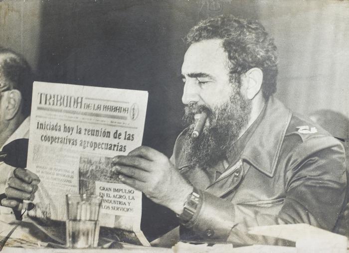Fidel Castro leyendo el periódico Tribuna de La Habana