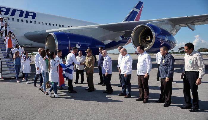 médicos cubanos llegando de brasil, son recibidos por Raúl Castro.