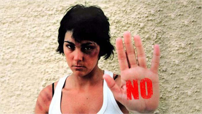 imagen de mujer abogando por la no violencia.