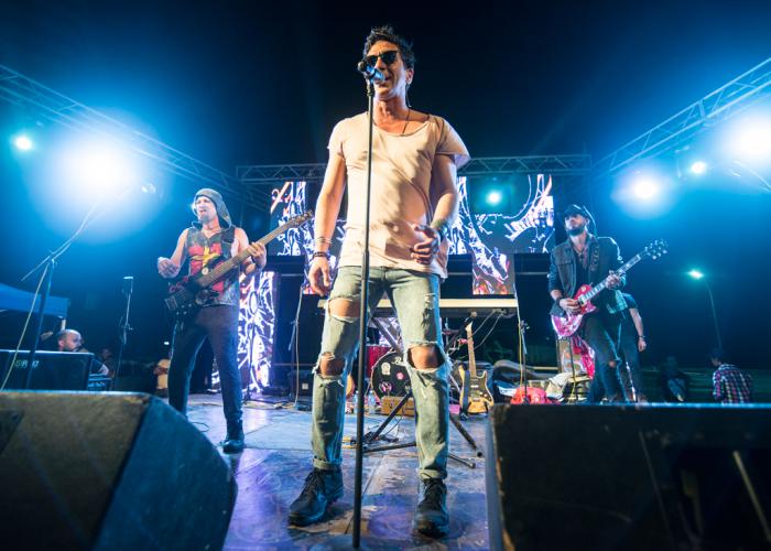 Cantante David Blanco actuando.