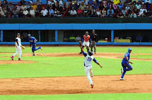 Juego de béisbol entre los equipos de Industriales y Holguín en la 58 Serie Nacional cubana.