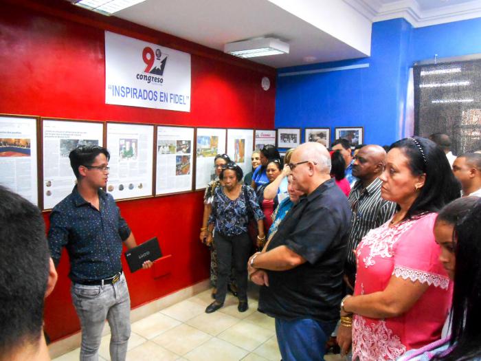 personas viendo una exposicion.