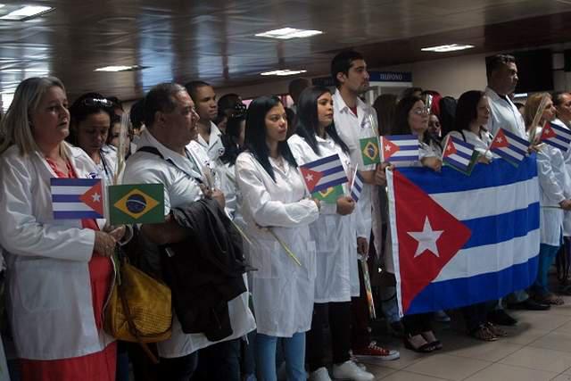 Médicos cubanos son recibidos en el aeropuerto de La Habana, a su llegada de Brasil.