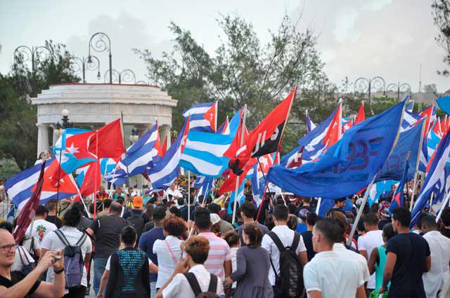 banderas, personas, mausoleo