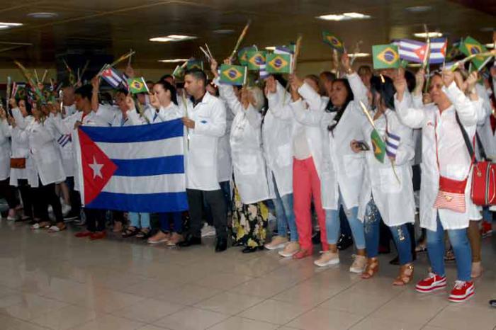 hombres, mujeres, bandera cubana, banderas de brasil, flores, habitación