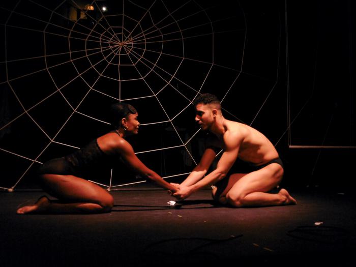 Todos los suicidios ocurren en domingo Teatro de la Luna