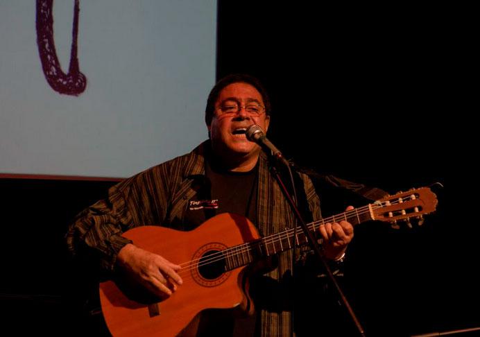 trovador ángel quintero cantando y tocando la guitarra.