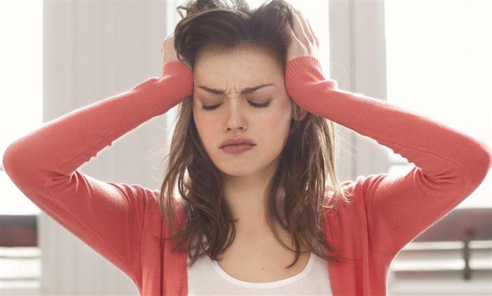 Mujer con las manos puestas en la cabeza.