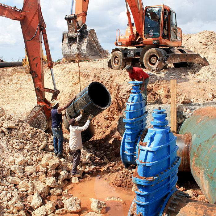 ACTIVIDAD: AGUAS DE LA HABANA, REPARACIÓN DE ROTURA OCURRIDA EN LA FUENTE DE ABASTO CUENCA SUR QUE ABASTECE DE AGUA A DIFERENTES MUNICIPIOS DE LA CAPITAL
LUGAR: MUNICIPIO QUIVICÁN, PROVINCIA MAYABEQUE, CUBA
FECHA: 02-06-2017
FOTÓGRAFO: OILDA MON RODRIGUEZ
