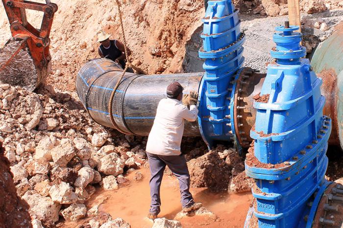 ACTIVIDAD: AGUAS DE LA HABANA, REPARACIÓN DE ROTURA OCURRIDA EN LA FUENTE DE ABASTO CUENCA SUR QUE ABASTECE DE AGUA A DIFERENTES MUNICIPIOS DE LA CAPITAL
LUGAR: MUNICIPIO QUIVICÁN, PROVINCIA MAYABEQUE, CUBA
FECHA: 02-06-2017
FOTÓGRAFO: OILDA MON RODRIGUEZ