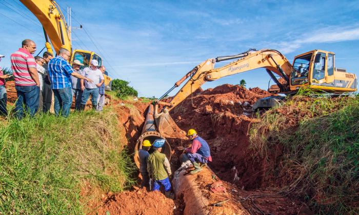 Torres Iríbar y otros funcionarios en uno de los pozos