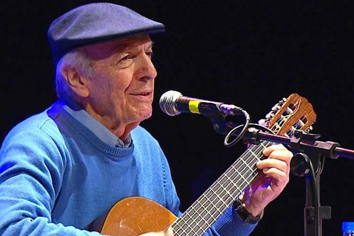 hombre canta, micrófono, guitarra