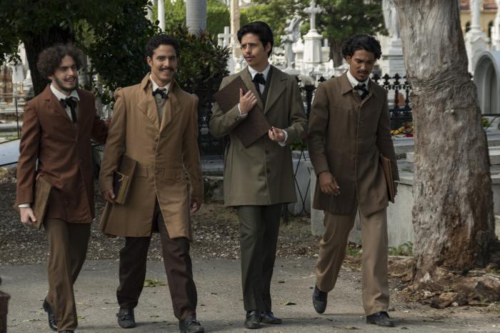 Escena de jóvenes caminando del filme cubano Inocencia.