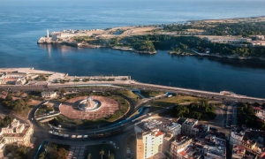 la imagen muestra una vista aérea de la entrada del Puerto de La Habana: mar y edificaciones