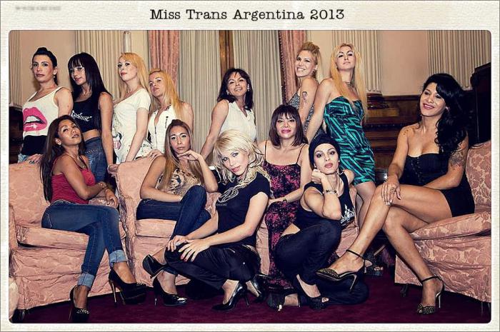 Organizadoras y candidatas del Miss Trans Argentina, en el salón Eva Perón del Senado de la Nación. 