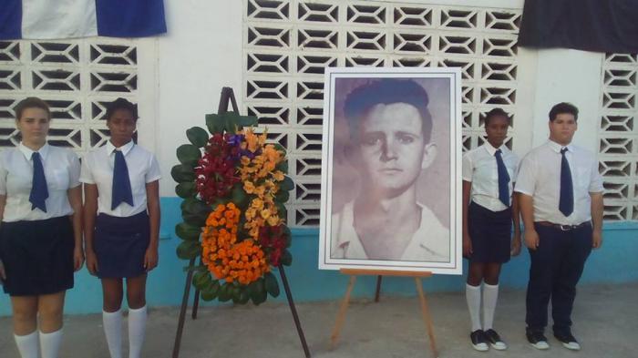 estudiantes rinden tributo a Fulgencio Oroz Gómez en acto por aniversario 60 de su asesinato